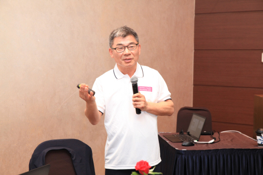 최종욱 마크애니 대표가 12일 서울 양재동 엘타워에서 가진 기자간담회에서 올해 주요 신제품과 사업 방향 등에 대해 소개하고 있다. 최 대표는 "엔터프라이즈 보안과 콘텐츠 보안의 경계가 점차 희미해지며 통합되고 있다"고 말했다. 마크애니 제공